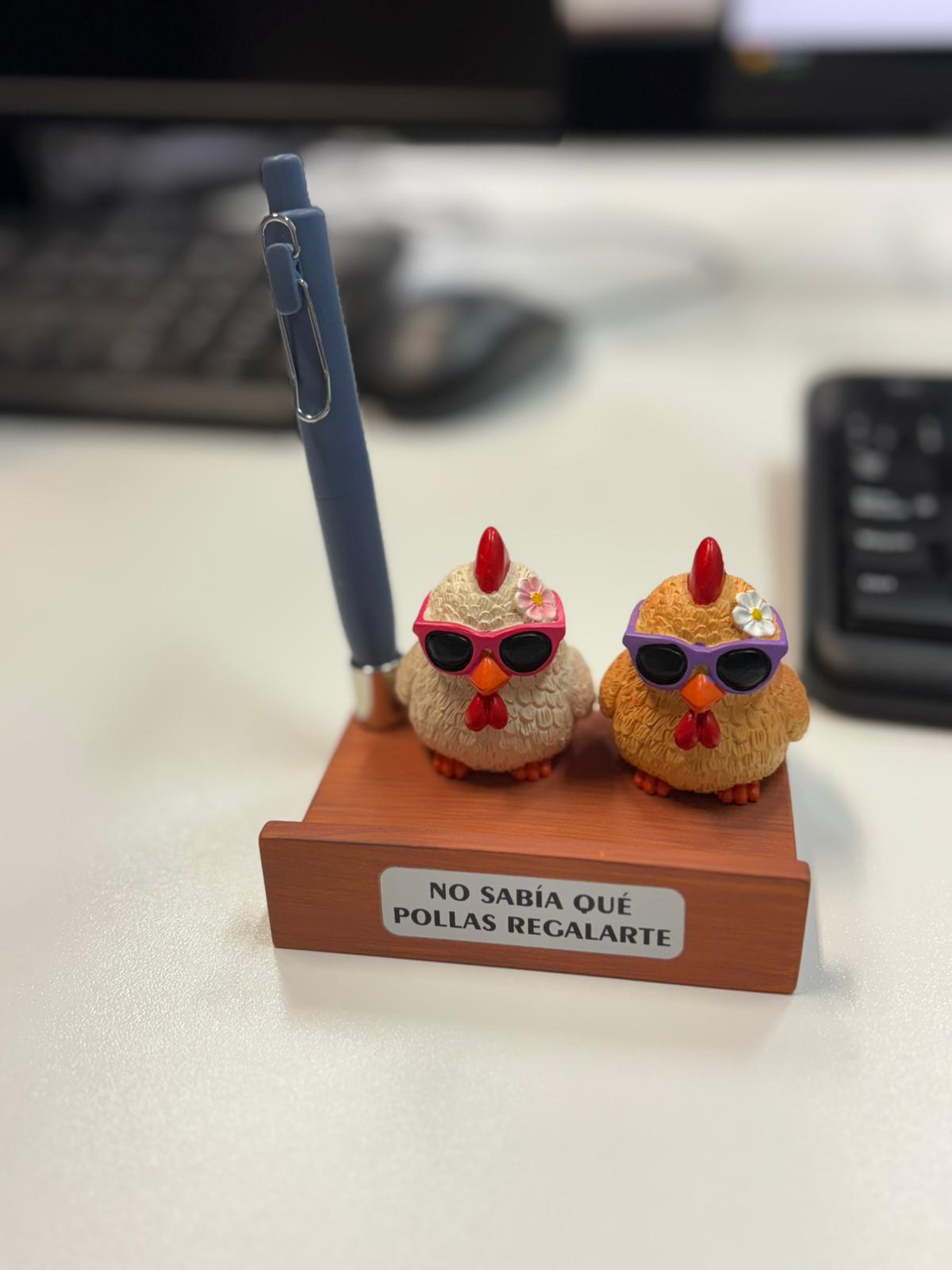 Regalo Divertido para Hombres – Set de Gallinas con Bolígrafo y Mensaje de Broma – Idea Original para Cumpleaños, Amigo Invisible y Despedidas – Detalle Humorístico y Económico