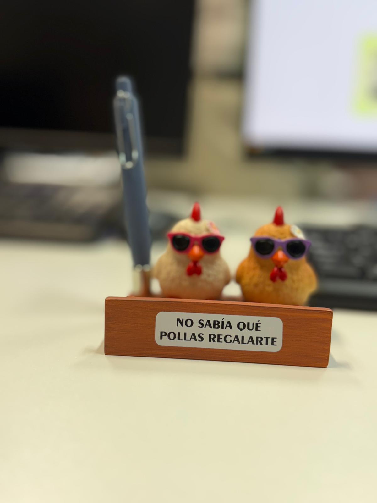 Regalo Divertido para Hombres – Set de Gallinas con Bolígrafo y Mensaje de Broma – Idea Original para Cumpleaños, Amigo Invisible y Despedidas – Detalle Humorístico y Económico