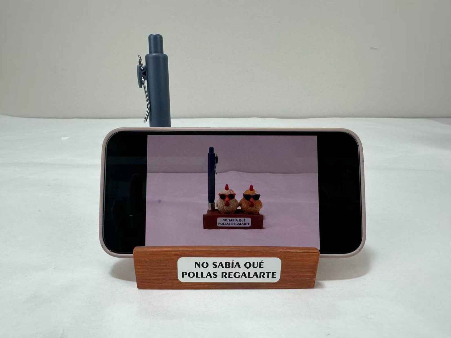 Soporte para Móvil y Bolígrafo con 2 pollitas con Gafas - Regalo Original y Divertido