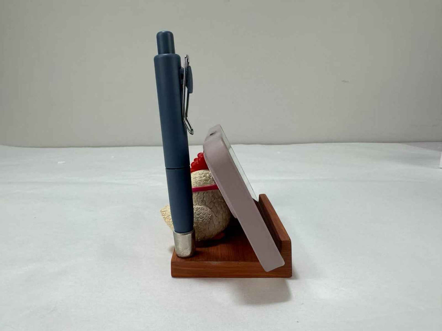 Soporte para Móvil y Bolígrafo con 2 pollitas con Gafas - Regalo Original y Divertido