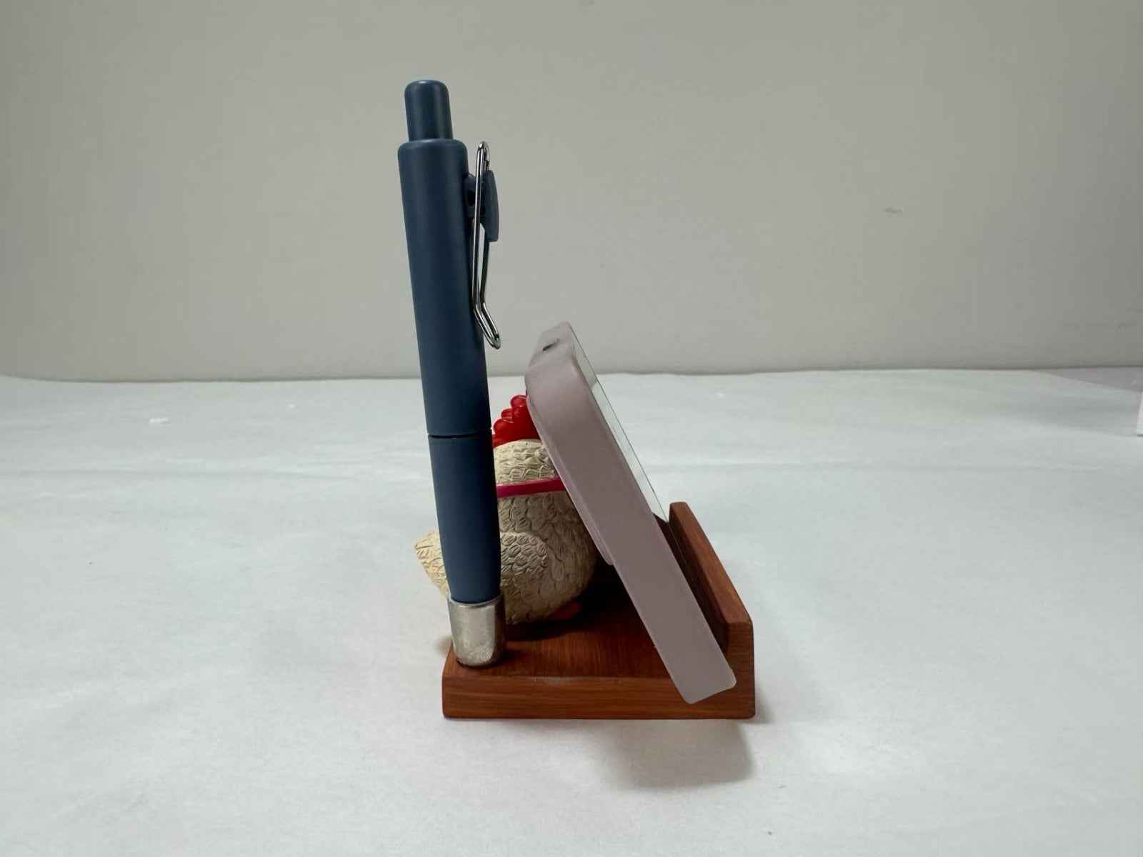 Soporte para Móvil y Bolígrafo con 2 pollitas con Gafas - Regalo Original y Divertido